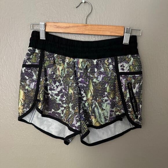 LULULEMON Tracker Short III Floral Sport White Multi Size 6 workout comfort - Picture 1 of 4